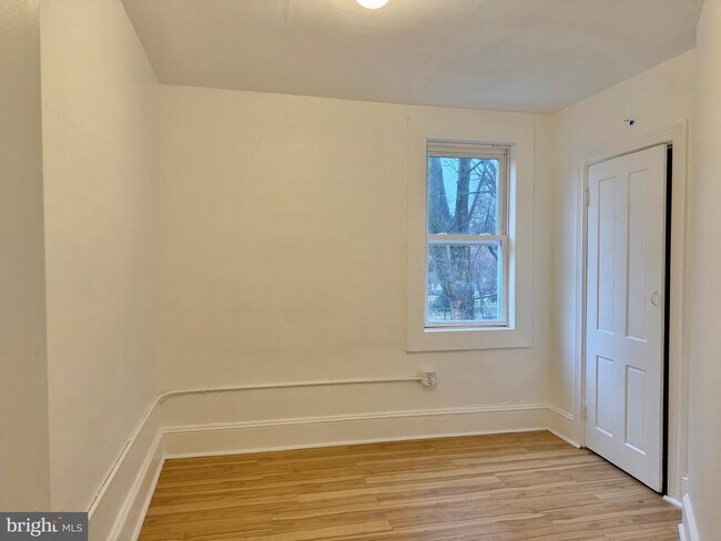 Building Photo - 122 Landing St