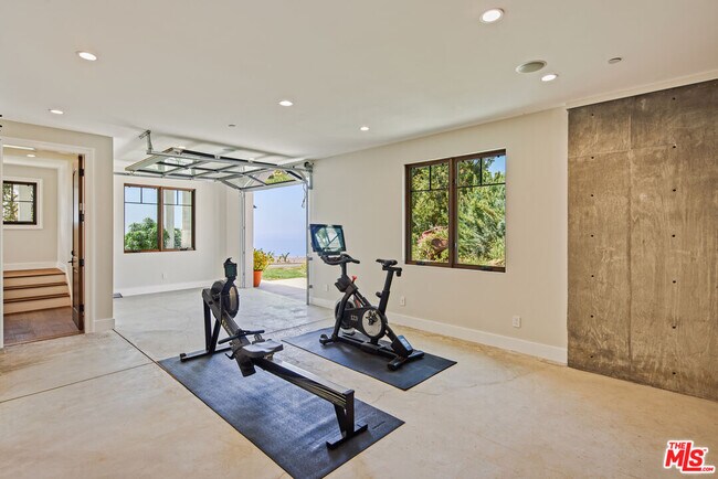 Building Photo - 5561 Horizon Dr