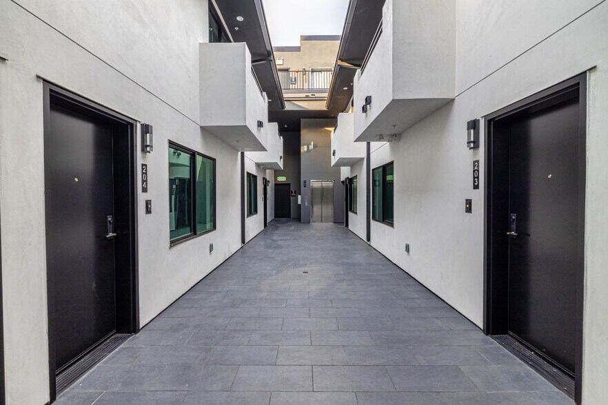 Building Photo - 4930 Laurel Canyon Blvd