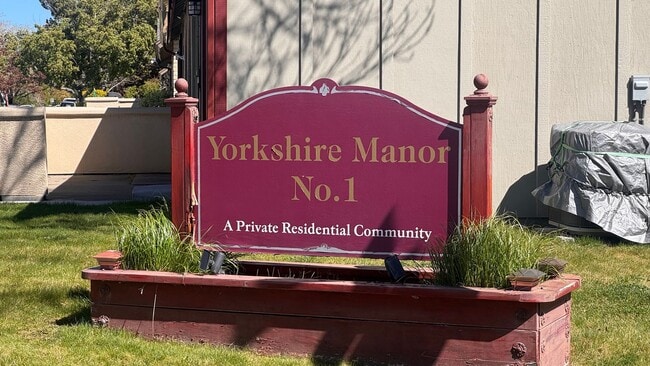 Building Photo - Yorkshire Manor 2 Bedroom Available Now!