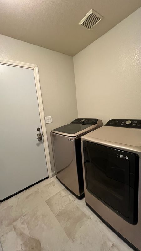 Building Photo - 2170 Cerra Vista Dr