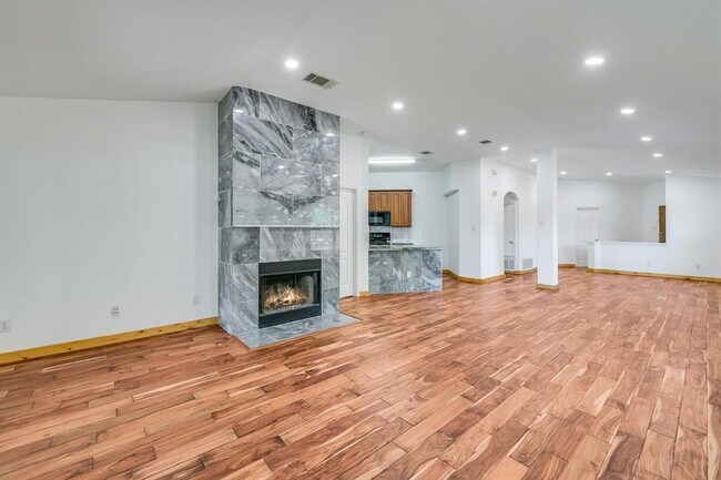 Building Photo - 702 Bent Wood Pl