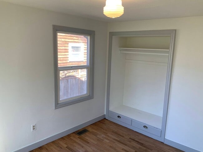 Building Photo - 3 Bedroom House in Whiteaker