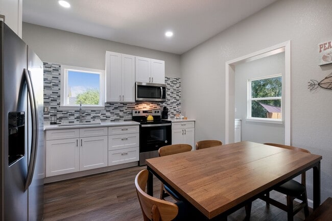Building Photo - Private Balcony & Prime Location