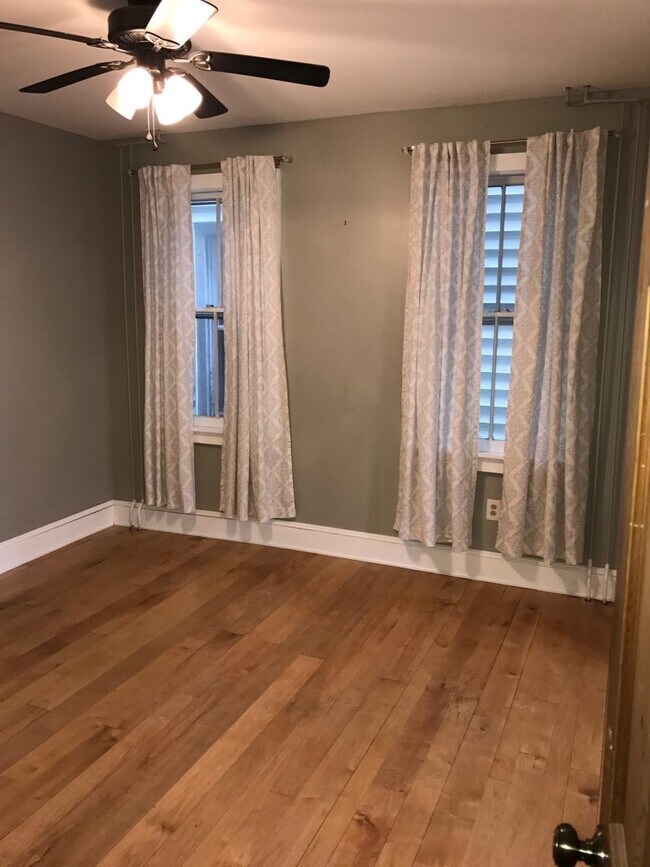 Building Photo - 10 Parkview Ct