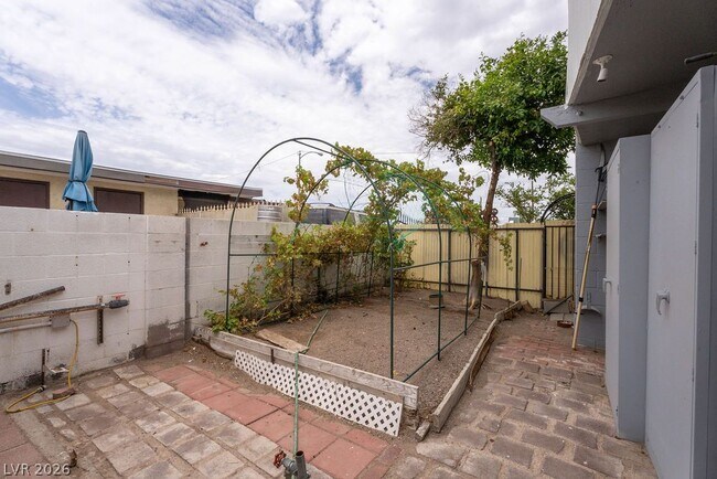 Building Photo - 5185 E Sun Valley Dr