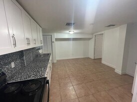 Building Photo - 634 E 30th St