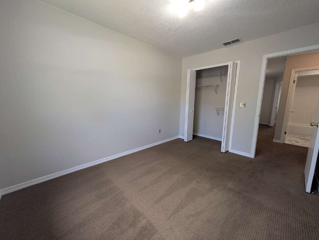 Building Photo - "$300 OFF MOVE-IN SPECIAL! Spacious 3-Bed, 2.5 Bath Townhouse Nestled in the Heart of East Arling...