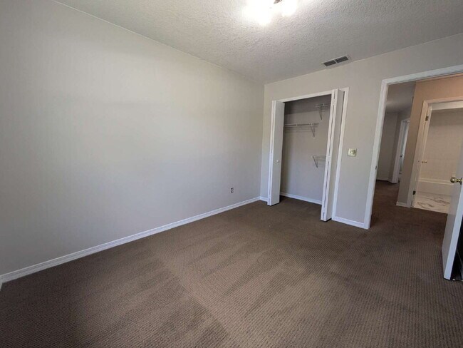 Building Photo - 3027 Candlewyck Ln E