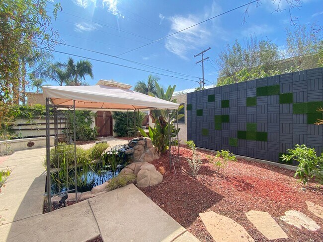 Building Photo - CHARMING! BACKYARD OASIS! REAL HARDWOOD FLOORS! FULL SIZED WASHER/DRYER! OFF OF ADAMS AVE!