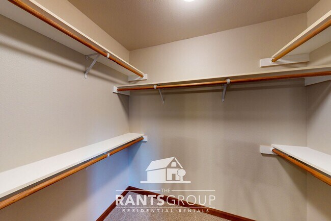 Building Photo - Spacious and Versatile Home in Sought-Afte...
