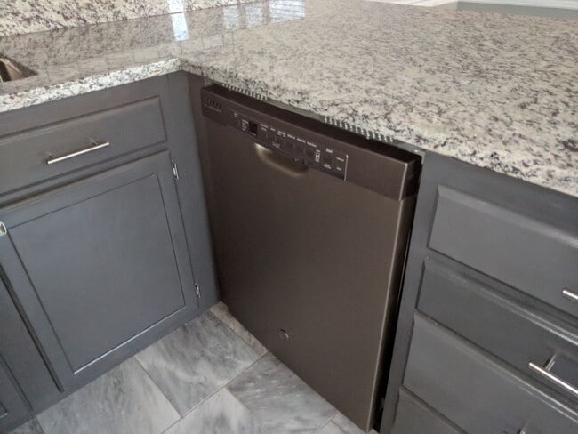 Building Photo - Gorgeous 1BR Condo Walk to Class