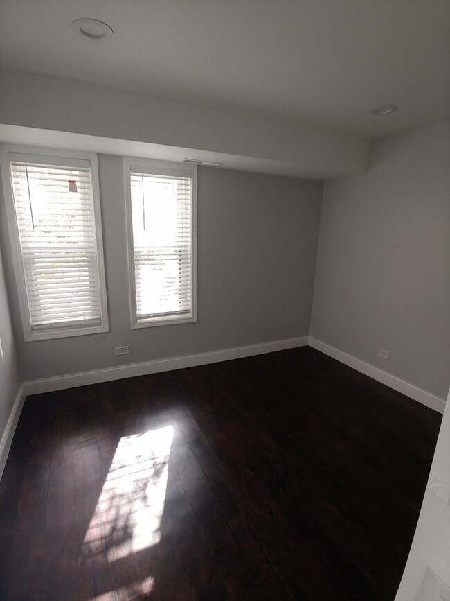 Building Photo - 2212 Country Club Dr