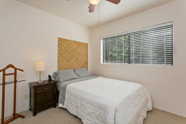 Building Photo - Three Bedroom Penthouse Townhome with beau...