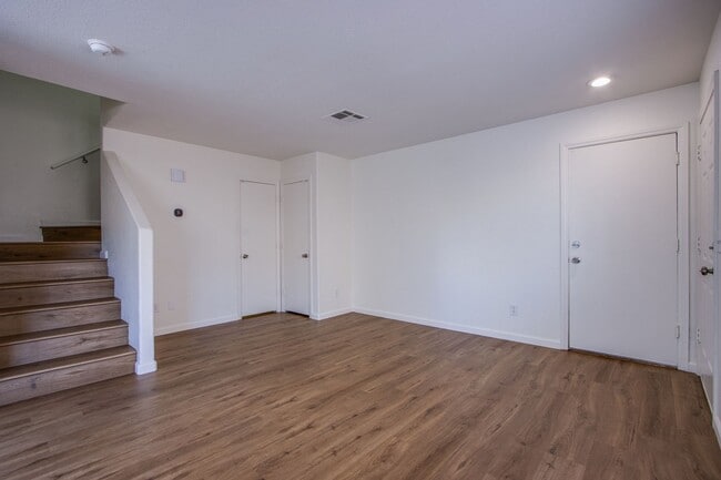 Building Photo - Lovely 4 bedroom 2.5 bath townhome in North Las Vegas gated community with a pool!