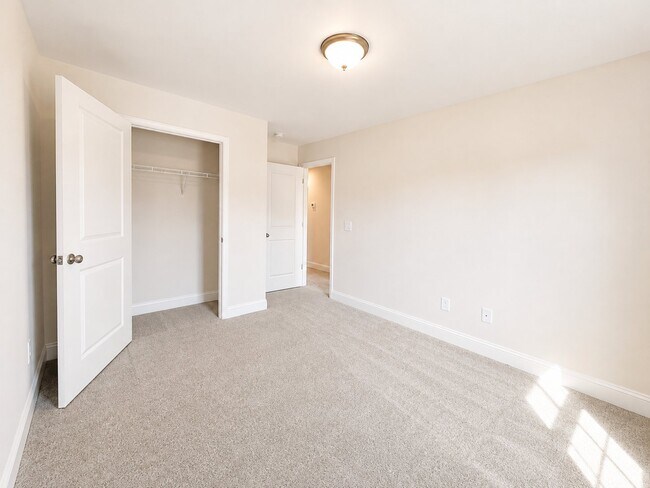 Building Photo - 2120 Lunsford Dr