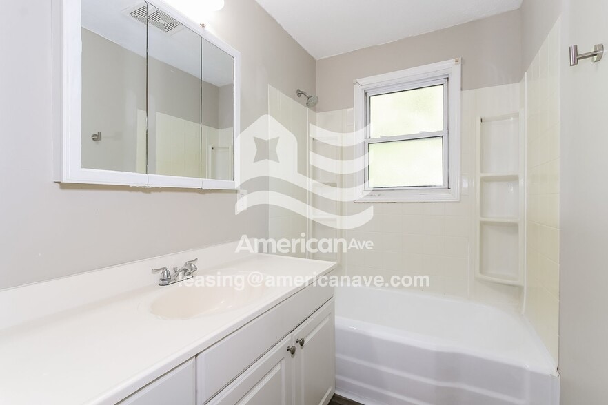 Building Photo - 663 Seymour Dr