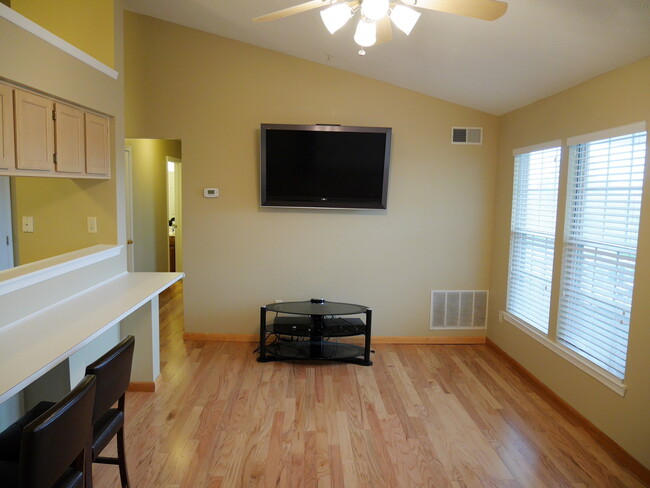 Building Photo - 2 Bedroom Condominium Located in Stonegate...