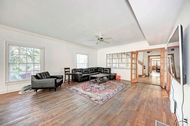 Building Photo - Spacious 14-Bedroom Property Ideal for Groups & Organizations