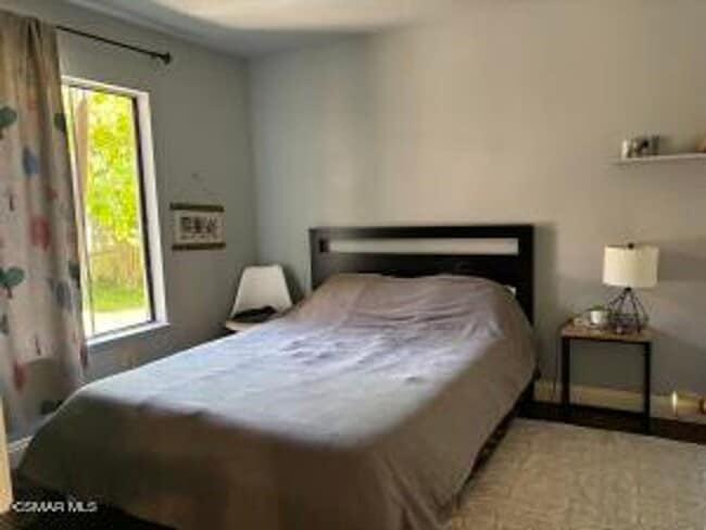 Building Photo - This is a lovely 2 bedroom, 1 1/2 bathroom...