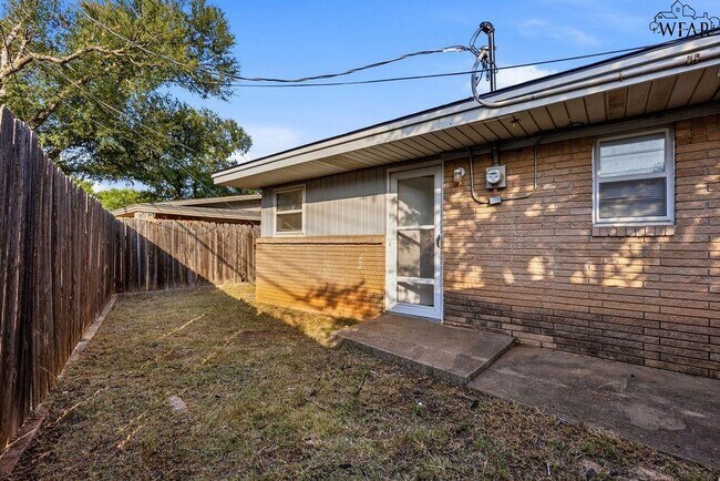 Building Photo - 4202 Meadowbrook Dr