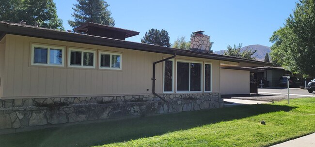 Building Photo - Beautiful 2 Bedroom / 2 Bath Bungalow Next to Hidden Valley Golf Club with Large Private Patio, N...