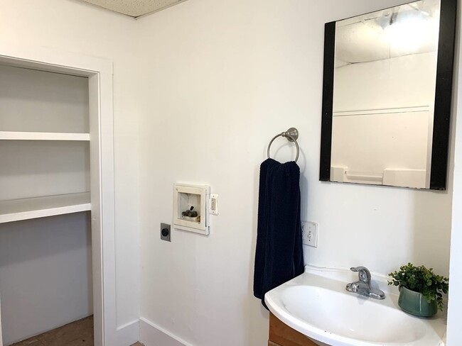 Building Photo - 712 Lawrence St