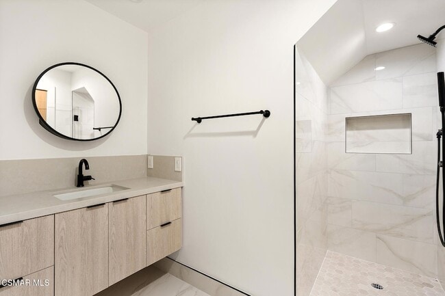 Building Photo - 84 Sunny Vista Ave