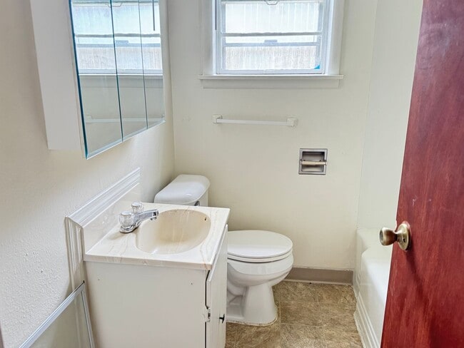 Building Photo - 1 BEDROOM, 1 BATHROOM, GARDEN LEVEL APARTM...