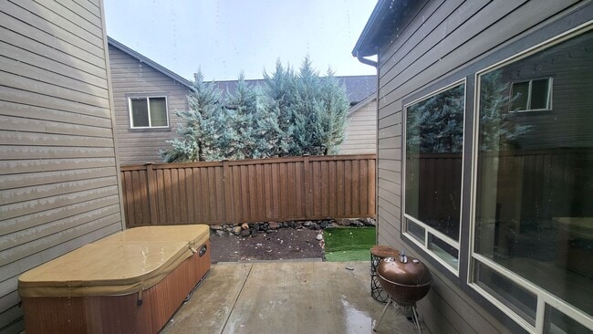 Building Photo - 3 Bed 2.5 bath plus bonus-Fenced-corner lo...