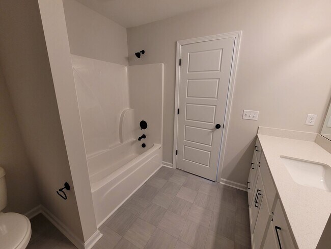 Building Photo - Modern townhome in beautiful Mallory Creek Subdivision