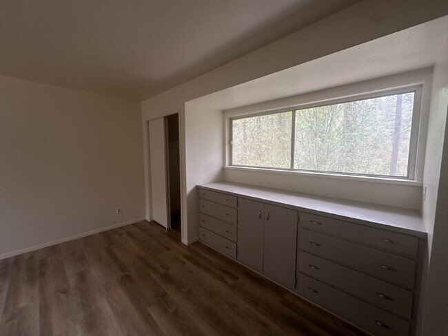Building Photo - "Charming 2-Bed Retreat with Fireplace & Modern Comforts in Prescott, AZ!"
