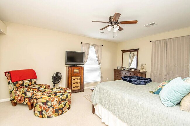 Building Photo - 2 bedroom 1.5 bath townhome in Hillcrest