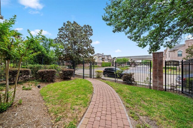 Building Photo - 13611 Brookbluff Ln