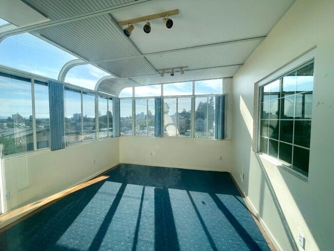 Building Photo - Spacious 3 Bedroom House