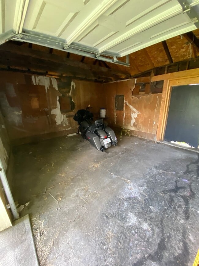 Building Photo - 2 Bedroom House Basement & Garage - Fenced...