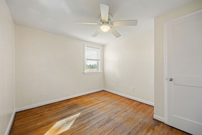 Building Photo - Charming 3 Bedroom Rancher in Lakeside