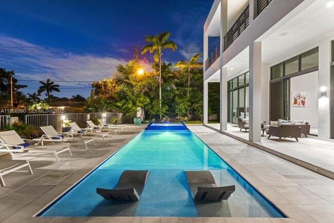 Building Photo - 2700 NE 18th St