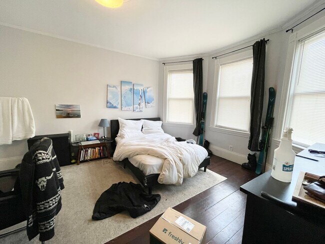 Building Photo - Modern 3 Bed with Private Deck + In-Unit L...