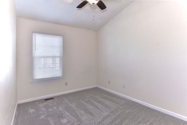 Building Photo - Convenient Coventry Townhome