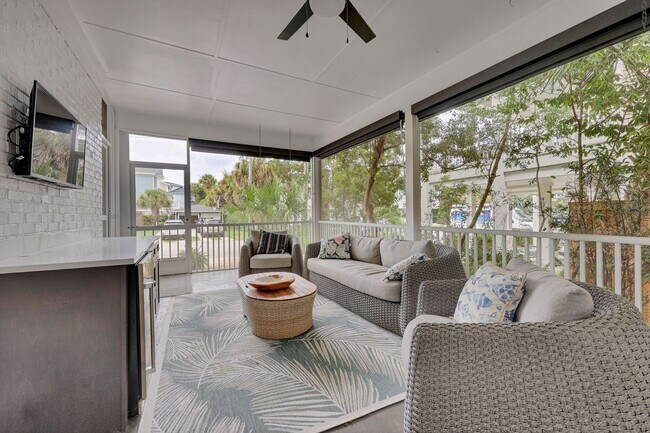 Building Photo - Furnished Off-Season 3bd/2ba Coastal Retreat with Screened Porch & Private Parking