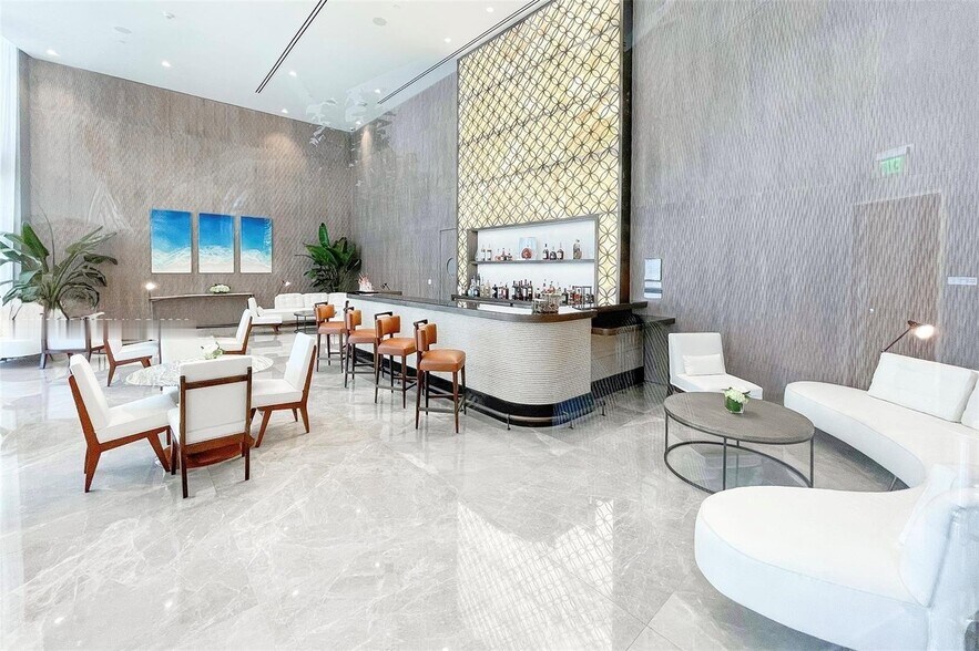 Building Photo - 15701 Collins Ave