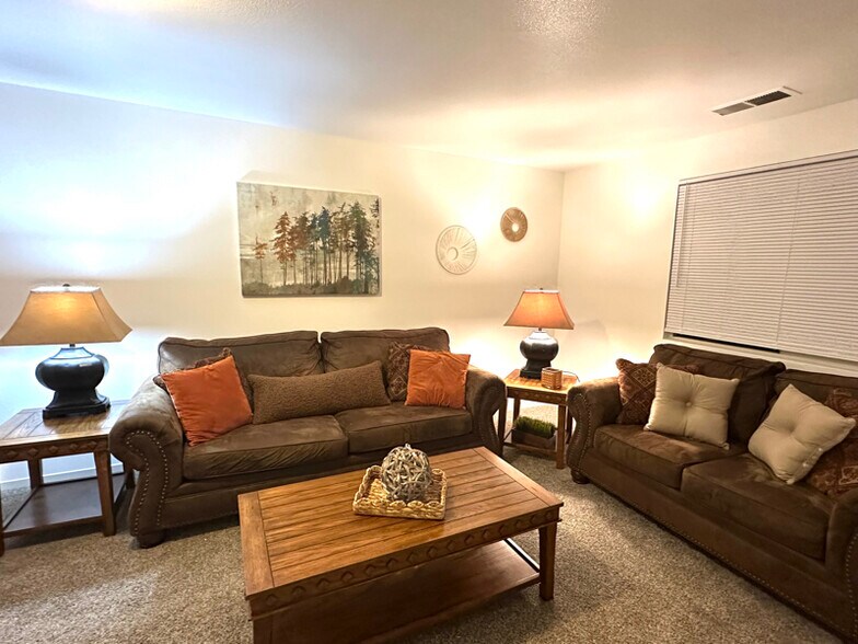 Building Photo - 1270 W Newlands Dr