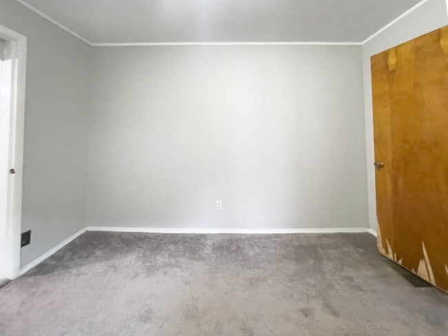 Building Photo - PRELEASING for AUGUST! Close to Campus: Washer and Dryer Included