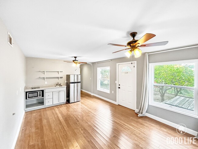 Building Photo - Beautiful 4BD/2.5 BA W/ Updated Bathrooms, A/C, and a Large Backyard in El Cerrito!