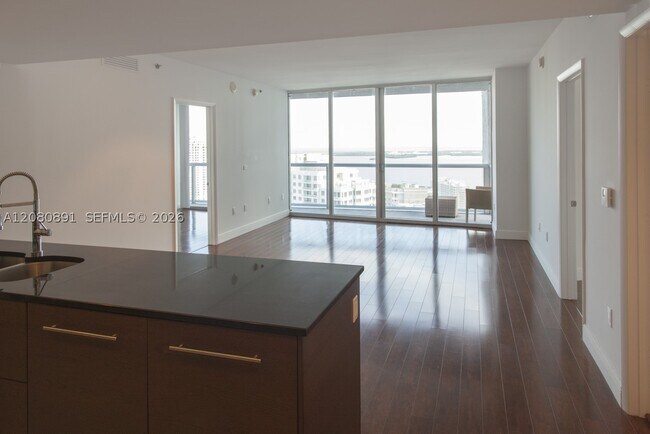 Building Photo - 475 Brickell Ave
