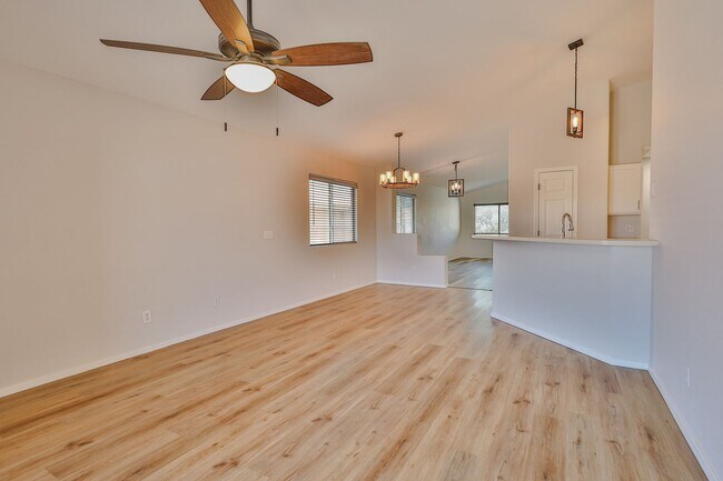 Building Photo - 4 Bedroom 2 Bathroom