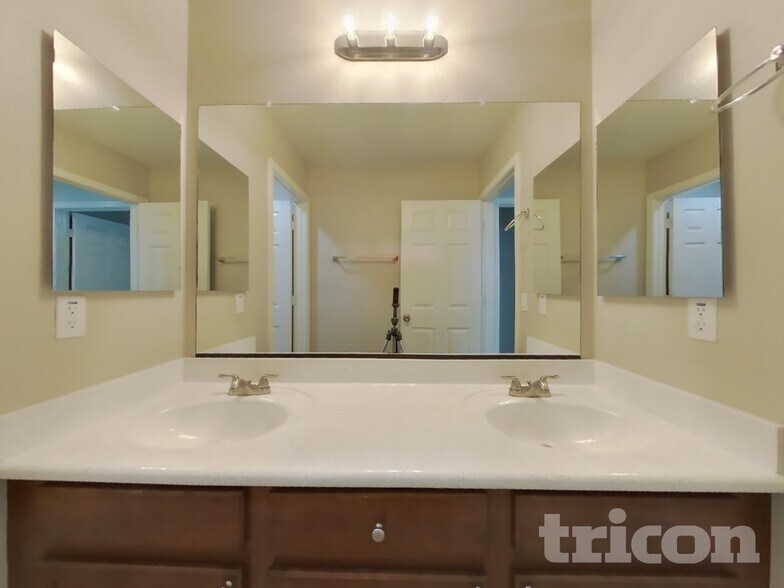 Building Photo - 18024 W Post Dr