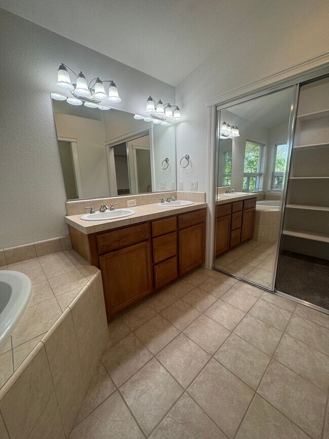 Building Photo - 4 BED/2 BATH IN REDDING IN THE WESTSIDE ES...