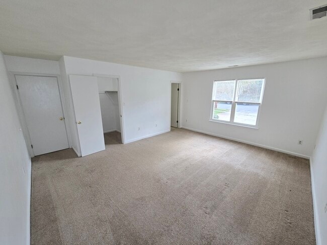 Building Photo - BEAUTIFUL 3-BED, 2-BATH HOME ON THE LAKE I...